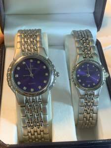 Đồng hồ đôi nam nữ full hộp mới 99.9% hiệu RAYNARD HILL QUARTZ size nhỏ 24mm size lớn 32mm nguyên seal đáy xoáy chống nước mặt xanh tím than cọc số đính đá kim cương dây kim loại mạ thép