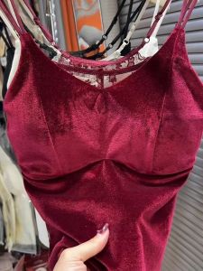 เสื้อครอปสายเดี่ยวสีแดงออร์เคสตรา ผ้ากำมะหยี่ทอง ดีไซน์เซ็กซี่ ดีไซน์หลังเป็นชิ้นเดียว ฤดูหนาว 2024 เสื้อครอปสายเดี่ยวสำหรับผู้หญิง