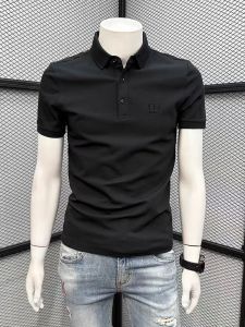 เสื้อโปโลคอตั้งแขนสั้นทรงสลิมฟิตสำหรับผู้ชาย ฤดูร้อน 2025 เสื้อยืดคอตตอนสีพื้นสำหรับวัยรุ่น เสื้อโปโลผู้ชายสไตล์ยุโรปที่สวมใส่สบาย