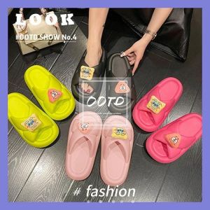 LKfashion จัดส่งในไทย รองเท้าแตะคุณผู้หญิง เป็นงานแฟชั่นแนวน่ารักๆ วัสดุเป็นยางนิ่มน้ำหนักเบา โทนสีทำแบบสดใส ใส่แล้วดูเด่น มีตัวติดรองเท้าลายการ์ตูนเพิ่มลูกเล่นให้น่ารักมากขึ้น