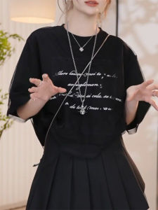 เสื้อยืดคอกลมแขนสั้นผู้หญิงฤดูร้อนปี 2025 เสื้อผ้าทำงานสไตล์ลำลองแขนสั้นผ้าตาข่ายตัดเย็บตัวอักษรลูกไม้ เสื้อผ้าทำงาน