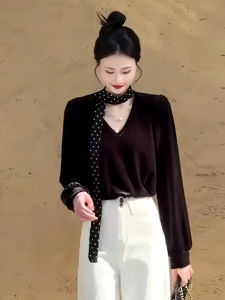 เสื้อเชิ้ตผ้ากำมะหยี่คอวีสไตล์วินเทจสไตล์ฝรั่งเศสสำหรับผู้หญิง ฤดูใบไม้ร่วง 2025 ใหม่ หรูหรา สง่างาม เสื้อตัวบน