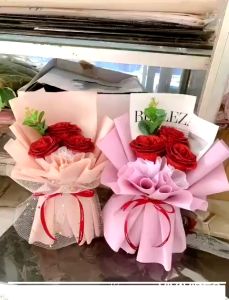 Bó hoa hồng 1 bông 3 bông hoa hồng nhũ đỏ Hồng xanh kèm túi như hình làm quà tặng 8/3 quà tặng 20 tháng 10 quà tặng 20/11. Hoa sáp Hòa Sáp nhũ Tặng túi và thiệp chúc mừng.