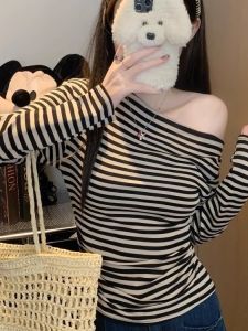 เสื้อยืดแขนยาวทรงเข้ารูปสไตล์ย้อนยุคสไตล์อเมริกันสำหรับผู้หญิง 2025 ดีไซน์เกาหลีใหม่ เสื้อคอกลมลายทาง ทรงสลิมฟิต ทรงสลิมฟิต