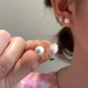 ต่างหูดีไซน์เกาหลี Sen Series ต่างหูมุกดอกทิวลิปสีชมพูหวาน ต่างหูเล็กสด ต่างหูสไตล์ไม่ซ้