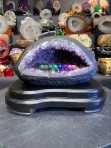 amethyst qiandaizi pure clear crystal💯天然紫晶钱袋子💰 纯紫晶体结晶👍 洞深有着5.5cm 洞宽13cm 🆓附送特制实木底座  钱袋子高height: 13cm  宽width: 18.5cm x 13cm   重weight: 3.6kg 含底座高total height: 16cm  底座宽wood base width: 23cm x 17.5cm  重weight: 4.15kg  📍Johor Bahru 区可自行取货或邮寄服务