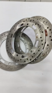 จานดิสเบรคแท้Sunstar เซอร์ตึก KR150 VICTOR150รุ่นแรกที่ดุมมีรู) ของถอดจากรถศูนย์ (มีรอยนอต แต่ยังไม่ผ่านการใช้งาน)