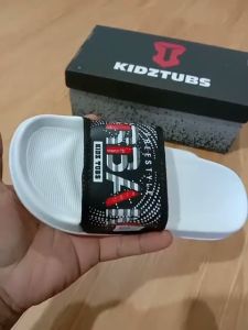 KIDZTUBS Sandal Anak Laki Laki Karet Slipper Slide Selop Slipon Jepit Karakter Warna Hitam Usia 6-10 Tahun