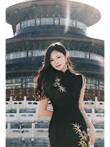 ชุดกี่เพ้าผู้หญิงสไตล์จีนใหม่ 2025 ทรงเข้ารูป แขนกุด คอวี กระโปรงยาวคลุมเข่า ผ้าฝ้ายผสมโพลีเอสเตอร์