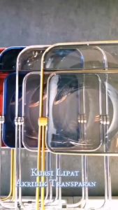 Kursi Lipat Akrilik Transparan Portable Hemat Ruang Rangka Logam Gold dan Silver Desain Modern