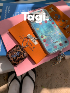 Tagi. Inspire Picnic Shining Rhinestone Earbuds Case