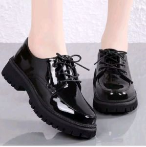 Sepatu Wanita Modis: Pantofel Sekolah & Docmart