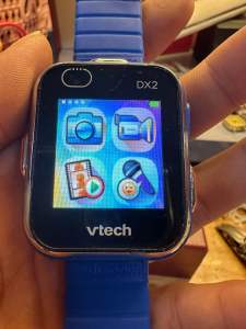 Đồng hồ nam nữ hiệu VTECH KIDIZOOM  đồng hồ trẻ em thông minhquay và chụp ảnh với 2 camerachơi các trò chơi có sẵn trên máysản phẩm hàng đã qua sử dụng pin chờ cả tháng(pin sử dụng không rõ) sạc bằng cáp micro USBcó xước nhẹ