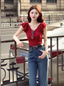 BINKAFENNY | เสื้อยืดแขนสั้นคอวีสีแดงสไตล์ฝรั่งเศสย้อนยุคสำหรับผู้หญิงในช่วงฤดูร้อน เสื้อแขนสั้นทรงเข้ารูปแบบสั้น แขนกระดิ่ง แฟชั่นสตรีท