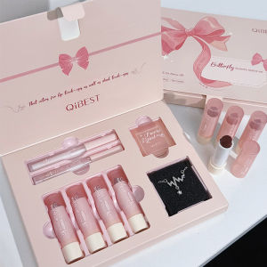ชุดเครื่องสำอาง 7 ชิ้น/กล่อง ประกอบด้วยลิปสติกเนื้อกำมะหยี่สีนู้ด 4 ชิ้น ลิปครีม 1 ชิ้น ลิปออยล์ 1 ชิ้น พาเลทบลัชออน 1 ชิ้น และสร้อยคอ ชุดของขวัญเครื่องสำอาง