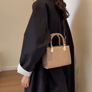 Women's Shoulder Bag: A Guide to Diamond Grid & Retro Handbag