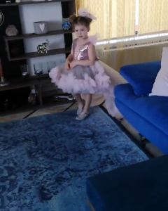 Gown Baju Pesta Anak: Desain Kustom dengan Cape atau Train yang Dapat dilepas