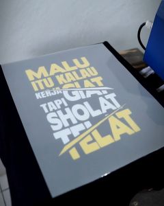 Desain Kaos Keren - Kaos Kerja Giat Sholat Telat Bahan Combed 20s Lembut Nyaman Standar Distro