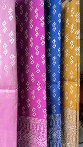 ผ้าไหมมันเหลือบเงิน ลายขอเจ้าฟ้านารี ขนาดหน้ากว้าง 1ม.ย 180 ชม ผ้าไหมตัดเสื้อ ผ้าถุงไทย