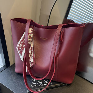 กระเป๋าสะพายไหล่หนังนิ่มขนาดใหญ่สีแดงสำหรับผู้หญิง กระเป๋าถือแบบสะพายไหล่เดียว กระเป๋าถือแบบลำลอง ฤดูใบไม้ร่วง 2024 กระเป๋าสะพายไหล่หนัง PU ขนาดใหญ่