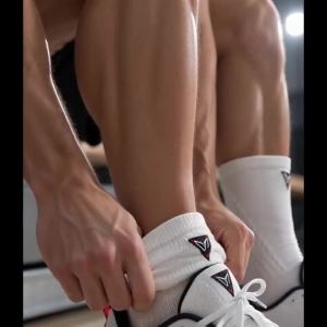 Veidoorn | 1/3 Pairs Basketball Sports Socks Moisture Wicking Compression Athletic Socks Breathable Cushioned Non Slip Crew Socks for Gym