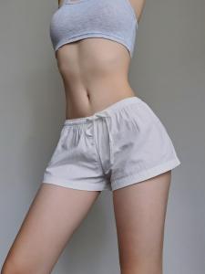 กางเกงขาสั้นผู้หญิงลายทาง ทรงหลวม สวมใส่สบาย สำหรับฤดูร้อนปี 2025 กางเกงขายาวทรงหลวมเข้ารูป กระชับสัดส่วน