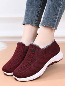 รองเท้าผ้าใบฤดูหนาวสำหรับผู้หญิง รองเท้าลำลองแบบสวมสบาย รองเท้ากีฬาแบบสวมสบาย รองเท้าผ้าใบสไตล์ปักกิ่งโบราณ รองเท้าผ้าใบสำหรับคุณแม่วัยกลางคนและผู้สูงอายุ