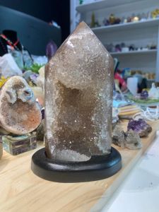 Yellow Phantom Agate Tower Point 🔮天然顶级花玛瑙幸运六角柱 背部全黄花 正面雪白白水晶 收藏❤️  黄幽玛瑙柱子内部带有层层色带与幻影纹理，宛如山峦或流动的云雾，展现独特的自然之美。黄色象征阳光与活力，带来温暖与积极能量。