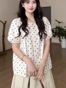 WANGGONGZHU | เสื้อเชิ้ตแขนสั้นคอโปโลลายจุดผ้าฝ้ายหลวมๆ สำหรับผู้หญิงในช่วงฤดูร้อนปี 2025 เสื้อแขนพองทรงหลวมๆ ดีไซน์เก๋ไก๋
