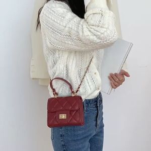 ELACCENT กระเป๋าสะพายผญ แฟชั่น ผู้หญิง กระเป๋าสตรีแฟชั่นใหม่ สี่เหลี่ยมขนมเปียกปูนโซ่ นักเรียนกระเป๋าสตางค์เกาหลี ส่งข่าว กระเป๋า