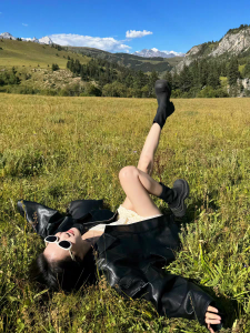 เสื้อแจ็คเก็ตหนังสัมผัสนุ่มสีดำ ทรงหลวม ทรงสั้น สำหรับผู้หญิง ฤดูใบไม้ผลิ 2025 วัสดุอื่นๆ ปก กระเป๋า ปกติ หนังสัมผัสนุ่ม แจ็คเก็ตมอเตอร์ไซค์