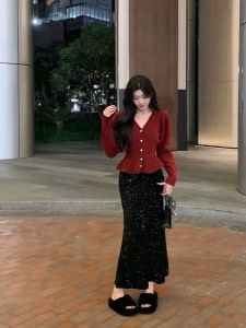 เสื้อไหมพรมแขนพองแบบสั้นคอวีชายระบายนิยมในคนกลิตเตอร์สีแดงสำหรับปีใหม่ชุดกระโปรงหางปลาเอวสูงปักเลื่อมสำหรับผู้หญิง