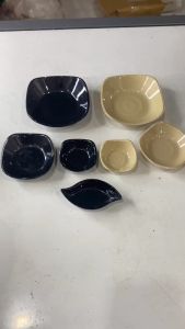 Chén chấm gia vị chiếc lá- chén chấm vuông gợn đen nhựa MELAMINE