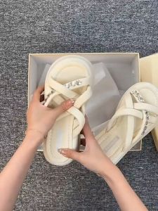 สินค้ามาใหม่ รองเท้าแตะแฟชั่นผู้หญิง สายไขว้ ส้นสูง6CM พื้นนุ่ม ใส่สบาย A6