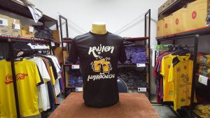 A034เสื้อยืดคอกลมแขนสั้น สกรีนลายคำพูด "หมู่เฮาเมาแล้วม่วน" เนื้อผ้ากีฬา หนา 145 แกรม มี8สี เหลือง ม่วง เขียว ส้ม แดง น้ำเงิน ขาว ดำ