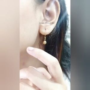 ANTING DESI TITANIUM MODEL BOLA BULAT ANTI LUNTUR & ANTI KARAT (COD)\\n\\n Apa Itu Anting Desi?\\n\\nAnting Desi adalah jenis perhiasan yang populer di kalangan wanita, terutama di Indonesia. Anting ini biasanya memiliki desain yang sederhana dan elegan, dengan berbagai model dan bahan yang dapat dipilih sesuai keinginan. Salah satu jenis anting Desi yang saat ini banyak diminati adalah anting Desi titanium model bola bulat anti luntur dan anti karat (COD).\\n\\n Keunggulan Anting Desi\\n\\nAnting Desi memiliki beberapa keunggulan dibandingkan jenis perhiasan lainnya, seperti:\\n\\n- Desain sederhana dan elegan\\n- Bahan yang ringan dan nyaman dipakai\\n- Tersedia dalam berbagai warna dan model\\n- Harga yang terjangkau\\n\\n Jenis Anting Desi\\n\\nAnting Desi tersedia dalam berbagai jenis, seperti:\\n\\n- Anting Desi titanium\\n- Anting Desi emas\\n- Anting Desi perak\\n- Anting Desi platinum\\n\\n Mengapa Memilih Anting Desi Titanium?\\n\\nAnting Desi titanium memiliki beberapa keunggulan dibandingkan jenis anting Desi lainnya, seperti:\\n\\n Kualitas Tinggi dan Tahan Lama\\n\\nAnting Desi titanium terbuat dari bahan yang kuat dan tahan lama, sehingga cocok untuk digunakan sehari-hari tanpa takut rusak atau luntur.\\n\\n Tidak Luntur dan Anti Karat\\n\\nAnting Desi titanium tidak mudah luntur dan anti karat, sehingga cocok untuk digunakan oleh orang yang memiliki kulit sensitif atau alergi terhadap logam.\\n\\n Cocok untuk COD\\n\\nAnting Desi titanium model bola bulat anti luntur dan anti karat (COD) sangat cocok untuk digunakan sebagai hadiah atau souvenir, karena harganya yang terjangkau dan desainnya yang sederhana namun elegan.\\n\\n Cara Merawat Anting Desi\\n\\nAgar anting Desi tetap awet dan terlihat cantik, ada beberapa tips perawatan yang bisa dilakukan, seperti:\\n\\n- Bersihkan anting secara rutin menggunakan air sabun dan lap kering\\n- Jangan memakai anting saat berenang atau mandi\\n- Simpan anting dalam kotak yang aman dan kering\\n\\n Membeli Anting Desi Model Bola Bulat\\n\\nJika Anda tertarik untuk membeli anting Desi model bola bulat anti luntur dan anti karat (COD), Anda bisa membelinya di toko perhiasan atau online shop yang terpercaya.\\n\\n Kesimpulan\\n\\nAnting Desi titanium model bola bulat anti luntur dan anti karat (COD) adalah pilihan yang tepat untuk Anda yang mencari perhiasan yang elegan, tahan lama, dan terjangkau. Dengan merawatnya dengan baik, anting ini bisa menjadi penampilan Anda lebih cantik dan menarik.\\n\\n Kelebihan Anting Desi Titanium Model Bola Bulat Anti Luntur & Anti Karat (COD)\\n\\nAnting Desi titanium model bola bulat anti luntur dan anti karat (COD) memiliki beberapa kelebihan, seperti:\\n\\n- Desain sederhana namun elegan\\n- Bahan yang kuat dan tahan lama\\n- Tidak mudah luntur dan anti karat\\n- Cocok untuk digunakan sehari-hari atau sebagai hadiah\\n\\nJadi, tunggu apa lagi? Segera dapatkan anting Desi titanium model bola bulat anti luntur dan anti karat (COD) Anda sekarang juga!\n}