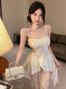 GUZILIAN | เสื้อกั๊กสายเดี่ยวไม่สมมาตรสำหรับผู้หญิง ฤดูร้อน เสื้อครอปไหล่เดียวสไตล์ไทย ดีไซน์เก๋ไก๋ แขนกุด เสื้อผ้าทำงานสไตล์เกาหลี