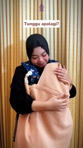 Selimut Gendongan Bayi Cuddle Me Blanket On The Go Praktis Hangat Wind Proof