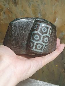 1067 grams Large size aged Tibetan Xang Xung (Zhang Zhung) reddish brownish bluish greenish "Tortoise Shell" 9-Eye Dzi display/handheld piece with lots of red spots (with certificate) 1067克大号西藏老矿象雄满朱砂天然褐红蓝绿龟背九眼天珠摆件/手把件(带证书)