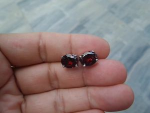 925 Sterling Silver ต่างหูเงินแท้ ณ ร้านนี้ การขายแท้ค่ะ กระบวนการพลอยโกเมนจันทบูรี ฝังพลอย 6.40 กะรัต ชุบทองคำขาว อัญมณีประจำเดือนมกราคม