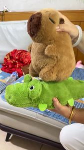 Capybara คาปิบาลาขี่จระเข้ ตุ๊กตาคาปิบาร่า น่ารัก เหมาะสำหรับให้เป็นของขวัญ ของเล่นสําหรับเด็ก