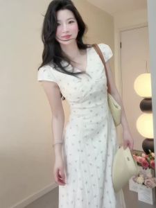 QINWEIYU | Đầm A-Line In Hoa Cổ V Phong Cách Nghỉ Dưỡng Pháp