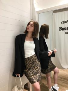 กระโปรงทรงเอผ้าไหมลายเสือดาวสไตล์ฝรั่งเศสย้อนยุคสำหรับผู้หญิง ฤดูใบไม้ผลิและฤดูร้อน กระโปรงสั้นทรงเอแบบใหม่ที่สวมใส่ได้หลากหลาย