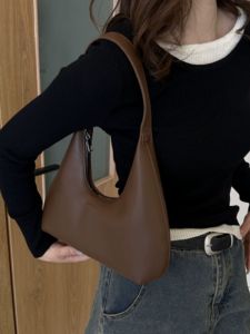 กระเป๋าสะพายไหล่ผู้หญิงสไตล์อเมริกันย้อนยุค กระเป๋าใต้วงแขน กระเป๋าเดินทางแบบเรียบง่ายและอเนกประสงค์ กระเป๋าหนัง PU ขนาดเล็ก