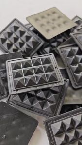 (เช็ตละ 10 ตัว) ก้นกระเป๋าปิระมิด PVC สีดำ ขนาด 1.5"x2"