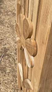 ที่วางสำหรับไม้กวาด วางร่ม ขึ้นรูปลายดอกไม้สวยงาม ผลิตภัณฑ์จากไม้เคลือบเงาให้เรียบร้อย