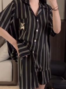ชุดนอนกางเกงขาสั้นแขนสั้น ชุดนอนแฟชั่นลายริ้ว ปกเสื้อ เกรดพรีเมี่ยม เรียบหรู ใส่ได้ทั้งผู้ชายและผู้หญิง S66