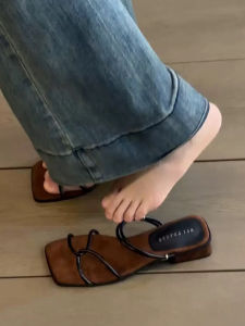 รองเท้าแตะส้นเตี้ยแบบสวมสองทางสไตล์ฝรั่งเศสย้อนยุคสำหรับผู้หญิง ฤดูร้อนปี 2025 รองเท้าแตะแบบสวมสายรัดข้างบางแบบลำลอง