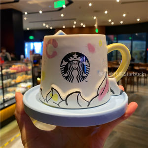 Starbuck Official Store ใหม่ Starbuck รักถ้วยเล่นสกี Flying Over Snow-Capped ภูเขาเซรามิคกาแฟอาหารเช้าถ้วยและจานรองสำหรับคริสต์มาส Starbuck Tumbler Starbuck แก้ว
