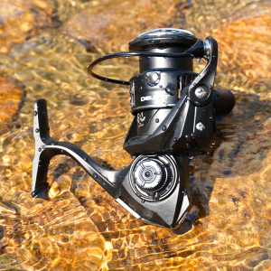 DEUKIO Black Lightweight Spinning Fishing Reel Screw in Handle 6+1BB 8kg Drag Power Carbon Fiber Body Anti Seawater Fishing Coil